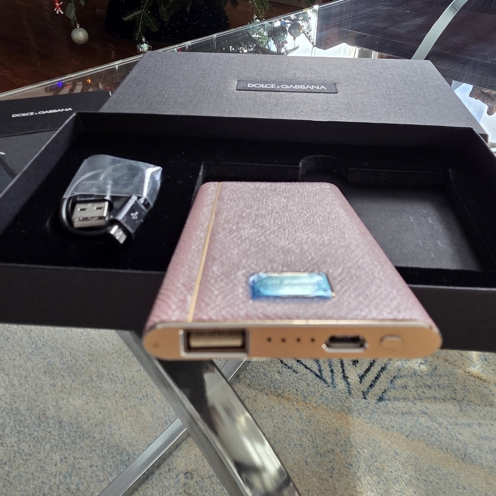 Dolce & Gabbana Pink Power Bank - Picture 4 of 5